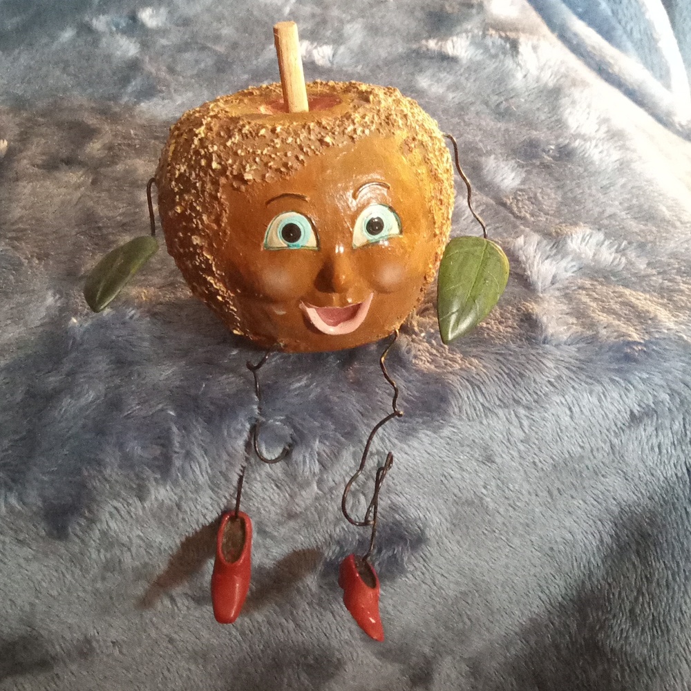 VINTAGE ANTHROPOMORPHIC CARAMEL APPLE SHELF SITTER